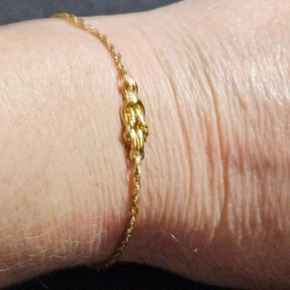 Gold tone knotted charm bracelet 9"